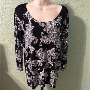 Chic Black and White Paisley Women's sweater